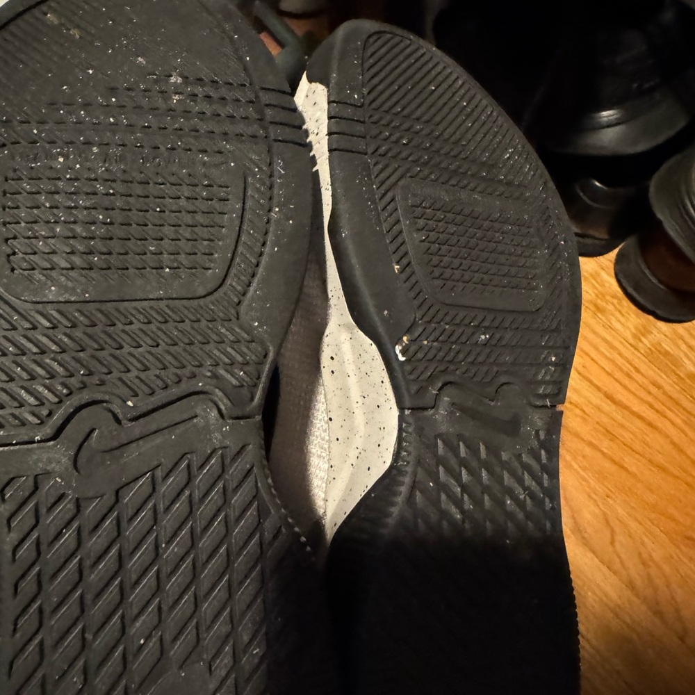 Nike Men's Black and gray Athletic Shoes wide worn twice - Picture 2 of 3